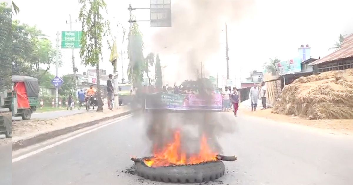 কাঁচা পাট রপ্তানির নিষেধাজ্ঞা প্রত্যাহার দাবিতে শ্রমিকদের সড়ক অবরোধ
