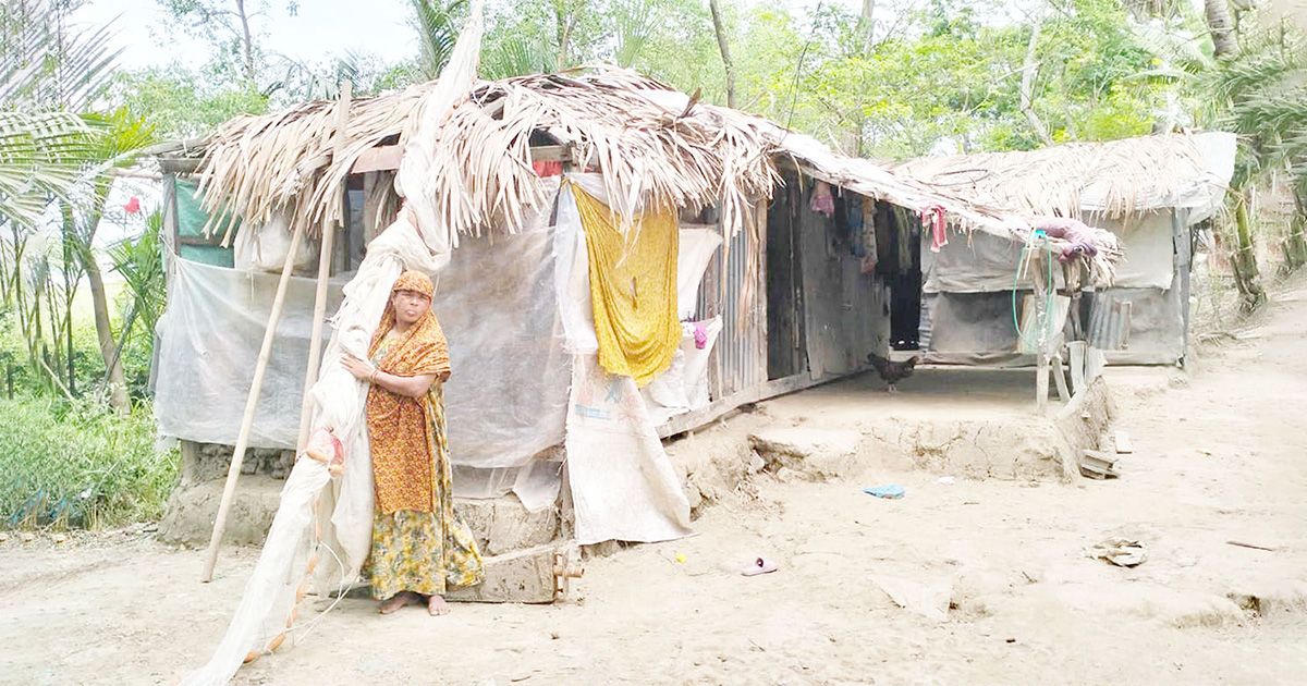 গোলপাতা আর পলিথিনের নিচে ৩০ বছরের প্রেম