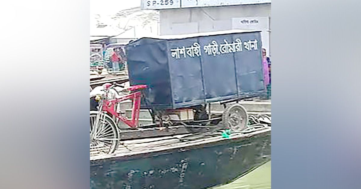 পুলিশের লাশবাহী ভ্যান নৌকায়, কুড়িগ্রামের যোগাযোগ দুর্ভোগ আলোচনায়