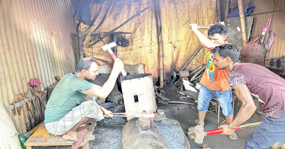 ঘনিয়ে আসছে ঈদুল আজহা, কোরবানির সরঞ্জাম তৈরিতে ব্যস্ত মৌলভীবাজারের কামাররা