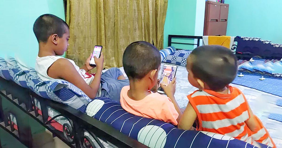 স্মার্টফোনে বন্দি শৈশব, ঝুঁকিতে মানসিক স্বাস্থ্য