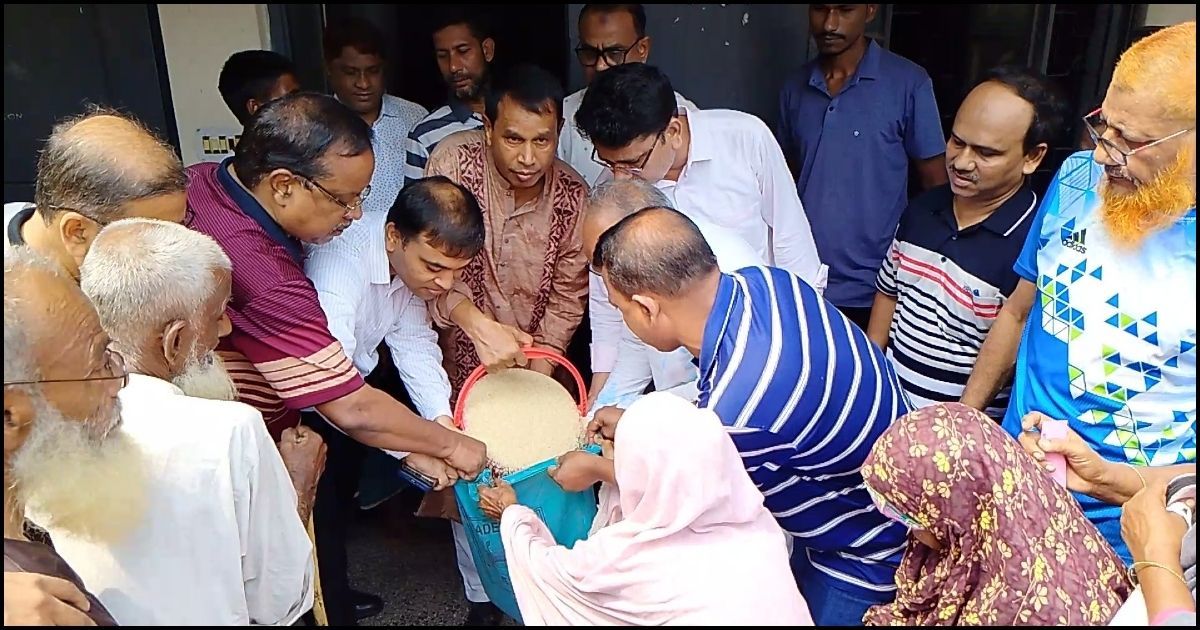 ঝিনাইদহে ঈদুল আজহা উপলক্ষে দুস্থদের মাঝে চাল বিতরণ