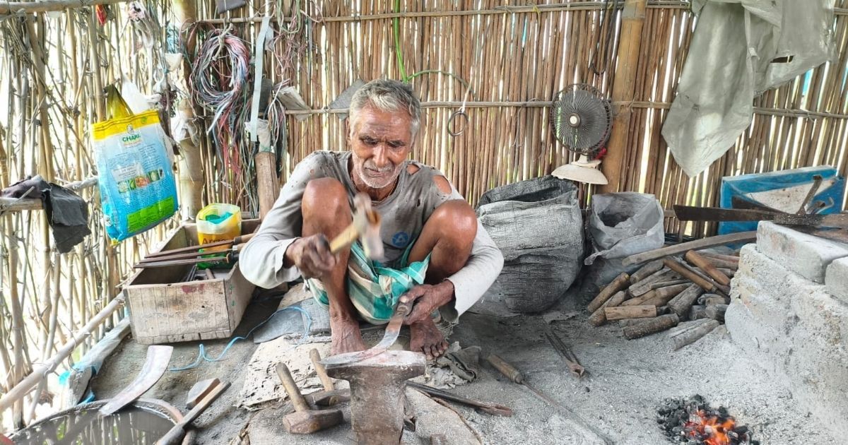 ঈদের আগমনে দৌলতপুরে টুংটাং শব্দে মুখর কামারশালা  