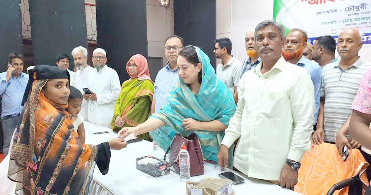 ঈদ উপলক্ষে অসহায় ও মেধাবী শিক্ষার্থীদের আর্থিক অনুদান দিল ফরিদপুর জেলা পরিষদ