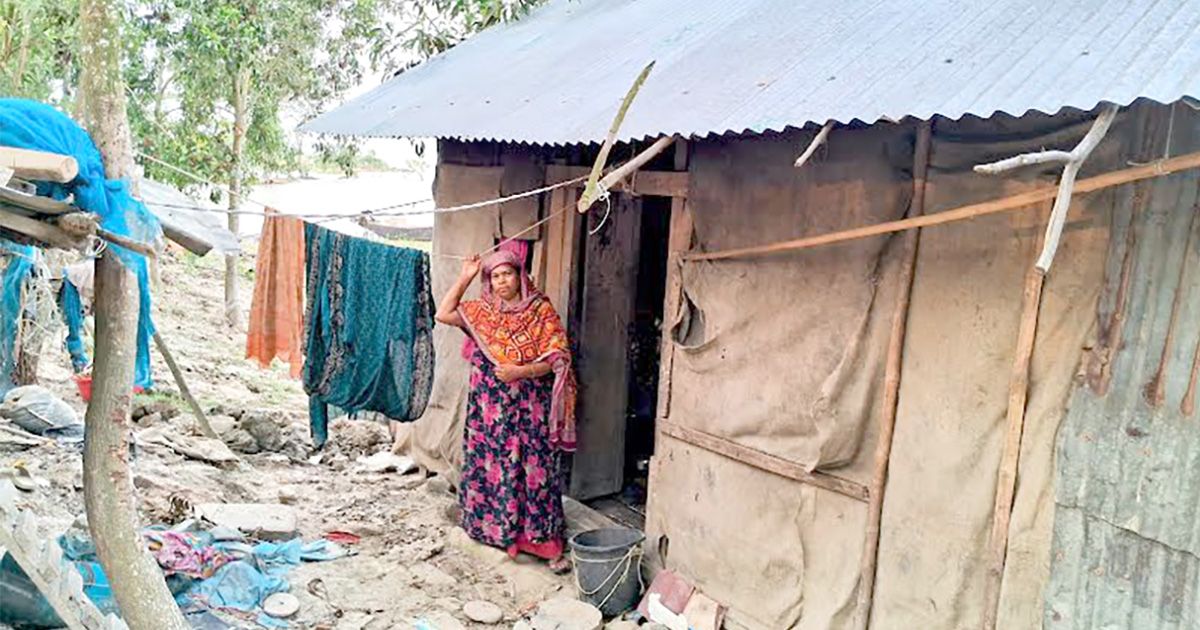 নদীর পাড়ে ১৯ বছরের জীবনযুদ্ধ, শরণখোলায় বৃদ্ধার নিরাপদ আশ্রয়ের খোঁজ