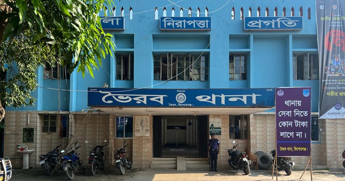 মেঘনা নদীপথের ত্রাস নৌডাকাত ‘ধীরা’ গ্রেপ্তার, লাখ টাকা উদ্ধার