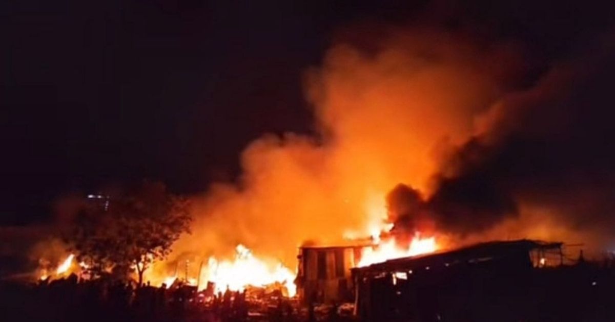 দুই ঘণ্টার চেষ্টায় কালশী বস্তির আগুন নিয়ন্ত্রণে, শতাধিক ঘর পোড়ার আশঙ্কা
