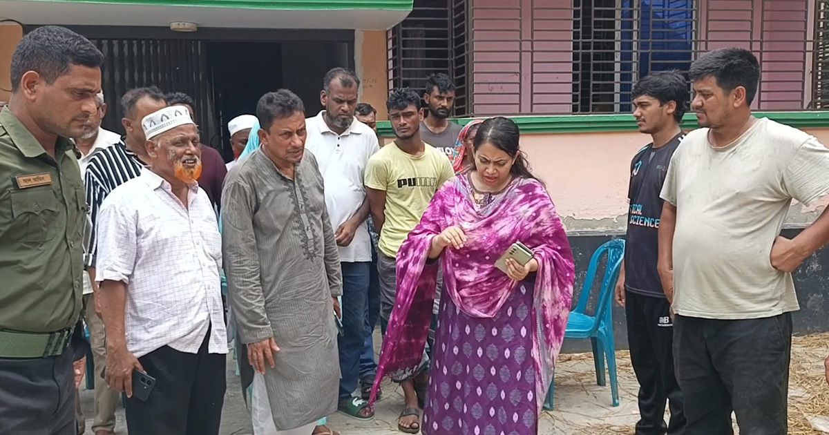 সড়ক দূর্ঘটনায় একই পরিবারের ৪ জনসহ মোট ৫ জন নিহতের পরিবারের পাশে মাদারীপুর জেলা প্রশাসন