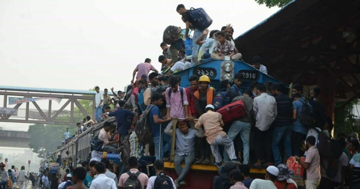 ঢাকা থেকে ছাড়া ট্রেনের ছাদ থেকে পড়ে যুবকের মৃত্যু
