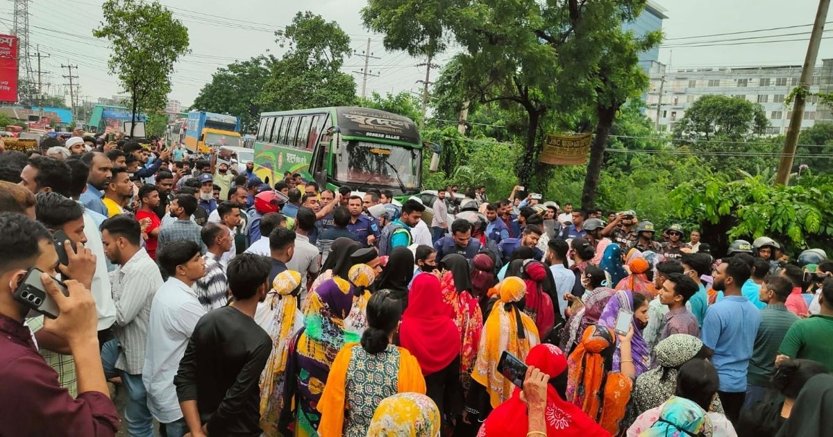 সোনারগাঁয়ে পোশাক শ্রমিকদের মহাসড়ক অবরোধ, পুলিশের টিয়ার সেল নিক্ষেপ ও লাঠি চার্জ