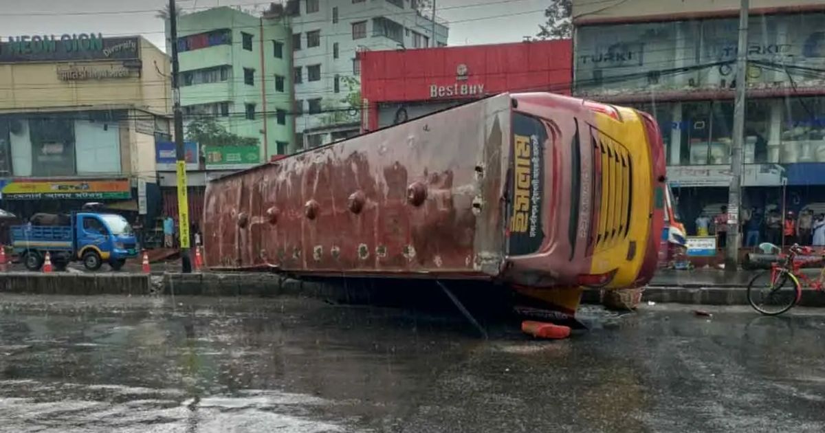 রাজধানীর নর্দায় দুই বাসের সংঘর্ষ, নিহত ৪