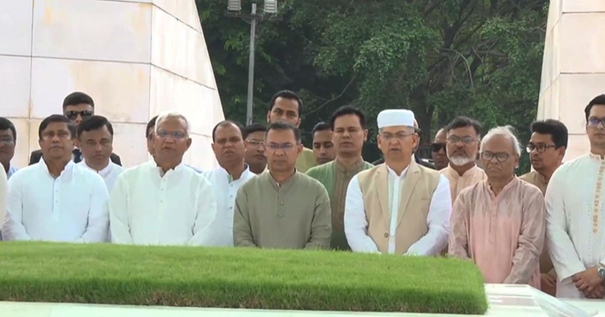 বাবা-মা ও ভাইয়ের কবর জিয়ারত করলেন প্রধানমন্ত্রী তারেক রহমান