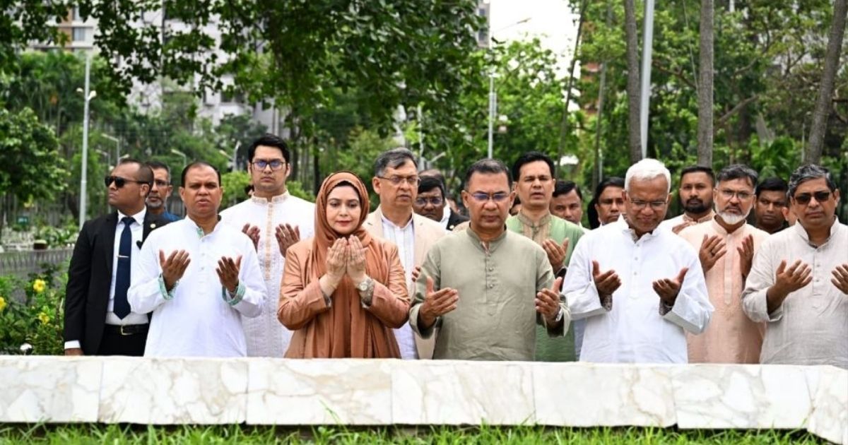 বিডিআর বিদ্রোহে শহীদ সেনা কর্মকর্তাদের কবরে প্রধানমন্ত্রীর শ্রদ্ধা
