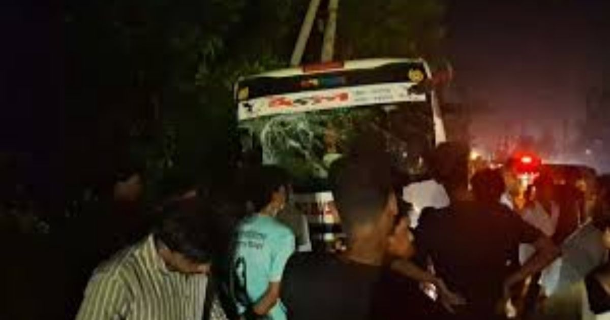 চট্টগ্রামের কর্ণফুলীতে বাস-লেগুনা সংঘর্ষে ৩ প্রাণহানি ও ব্যাপক হতাহত