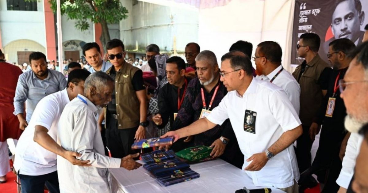 জিয়াউর রহমানের শাহাদাৎবার্ষিকীতে দুস্থদের মাঝে প্রধানমন্ত্রীর বস্ত্র বিতরণ