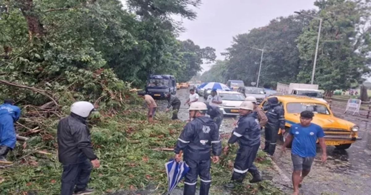 শক্তিশালী ঝড়ে পশ্চিমবঙ্গে ৮ প্রাণহানি, জনজীবন বিপর্যস্ত