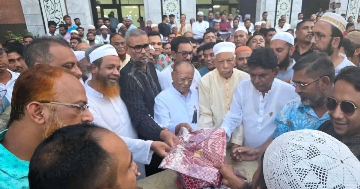 ফেনীতে সাবেক রাষ্ট্রপতি জিয়াউর রহমান'র শাহাদাত বার্ষিকী উপলক্ষে দুস্থদের মাঝে বস্ত্র বিতরণ 