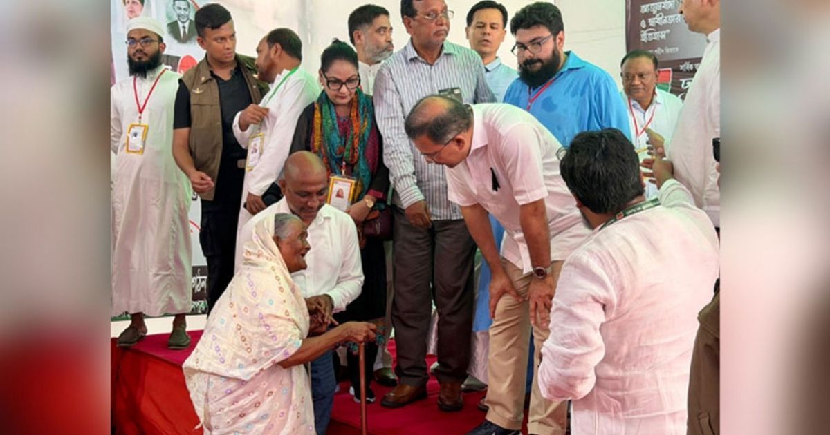 প্রধানমন্ত্রীকে কাছে পেয়ে আবেগাপ্লুত বৃদ্ধা নূরজাহান বেগম