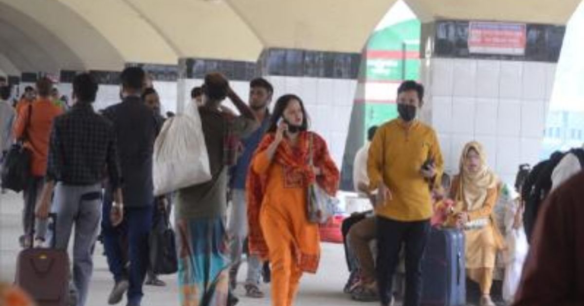 ঈদের ছুটি শেষে ঢাকায় ফিরছে কর্মজীবী মানুষ