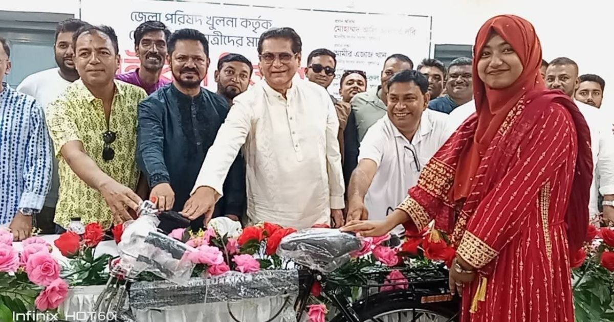 খুলনা জেলা পরিষদের উদ্যোগে মেধাবী শিক্ষার্থীদের মাঝে সাইকেল বিতরণ