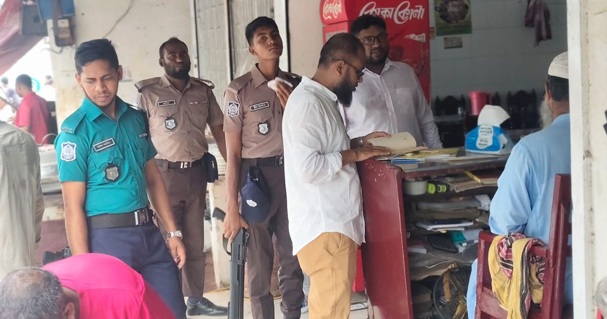 অবৈধভাবে ব্যবহার করা ফুটপাত দখলমুক্তে অভিযান, বরিশালে ৪ প্রতিষ্ঠানের জরিমানা