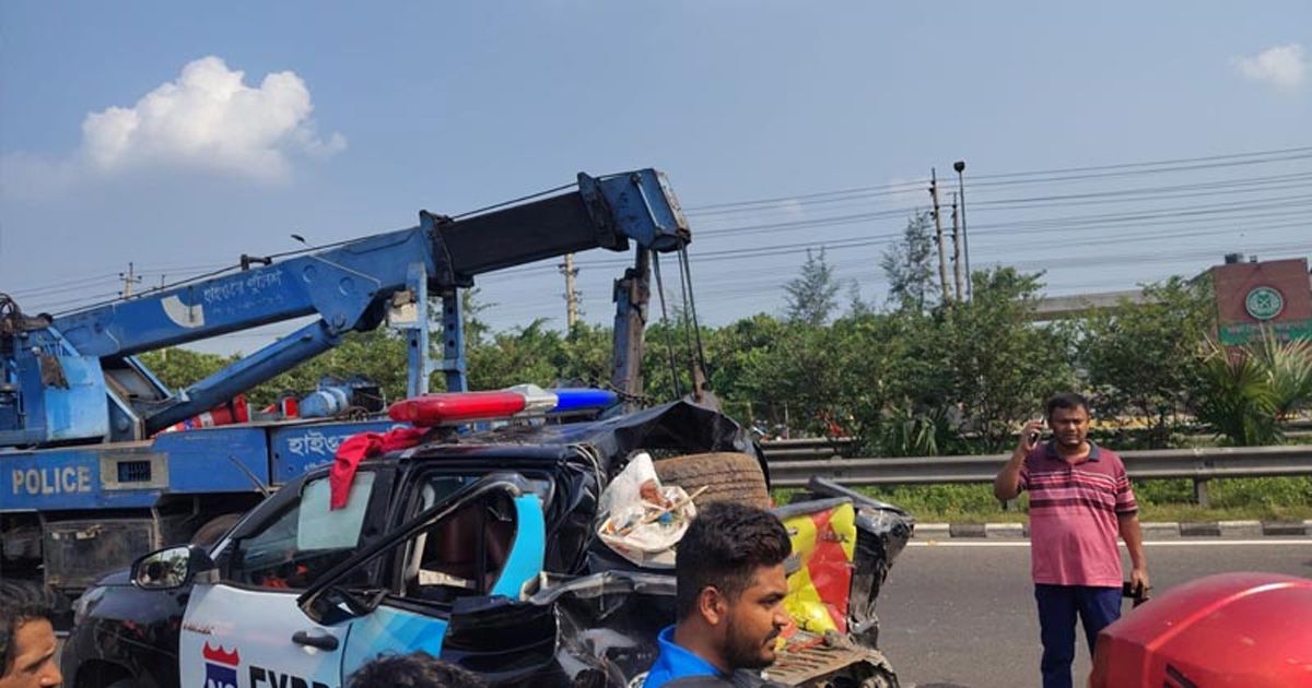 Two-construction-workers-were-killed-and-6-injured-in-a-bus-crash-in-front-of-the-central-jail-in-Keraniganj