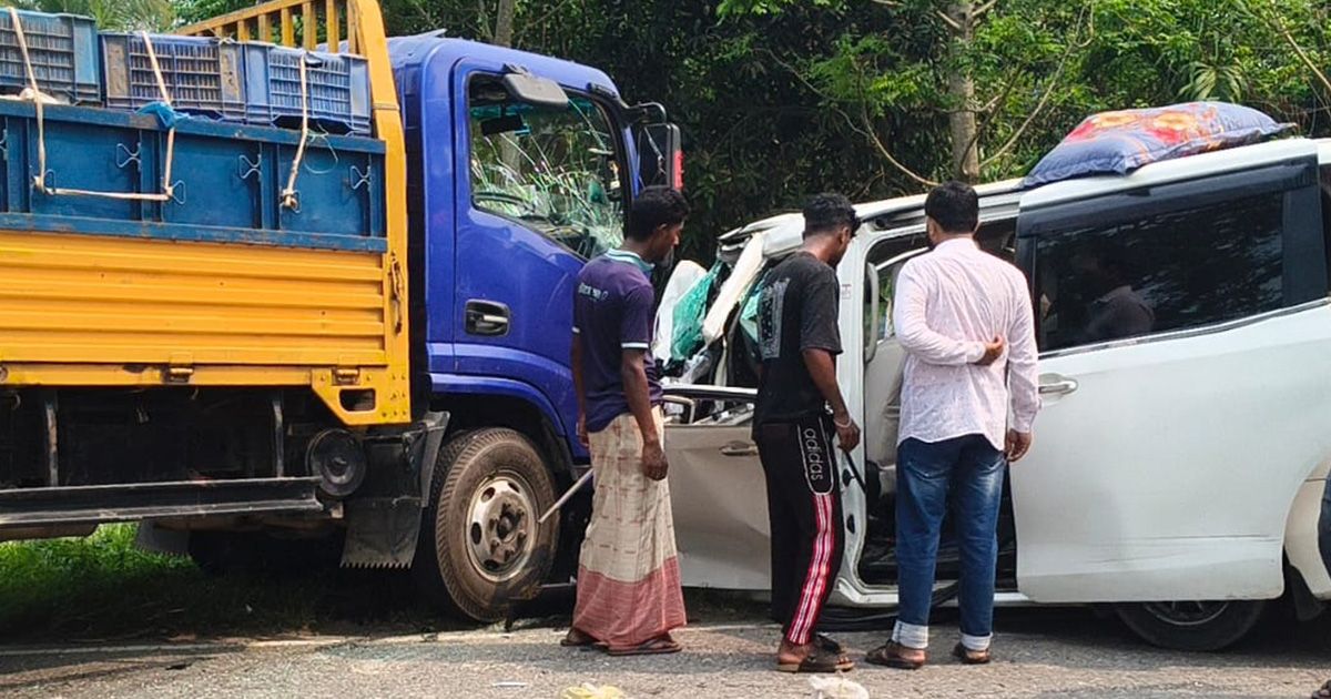 Truck-microbus-head-on-collision-Two-children-of-an-engineer-killed-3-injured-in-Baraigram