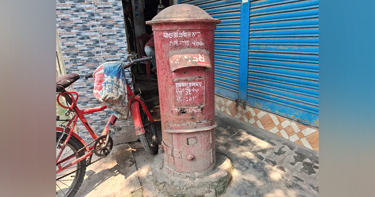 The-red-post-box-is-the-witness-of-history-and-old-dilapidated-letters