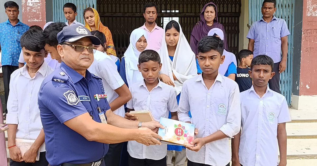 Ashtagram-police-station-has-done-an-exceptional-program-of-distribution-of-trees-and-books-among-the-students