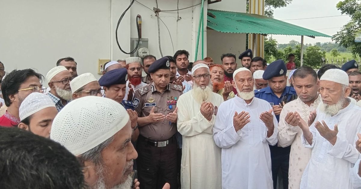 বাবা-মায়ের কবর জিয়ারত করলেন অতিরিক্ত আইজিপি রেজাউল করিম 