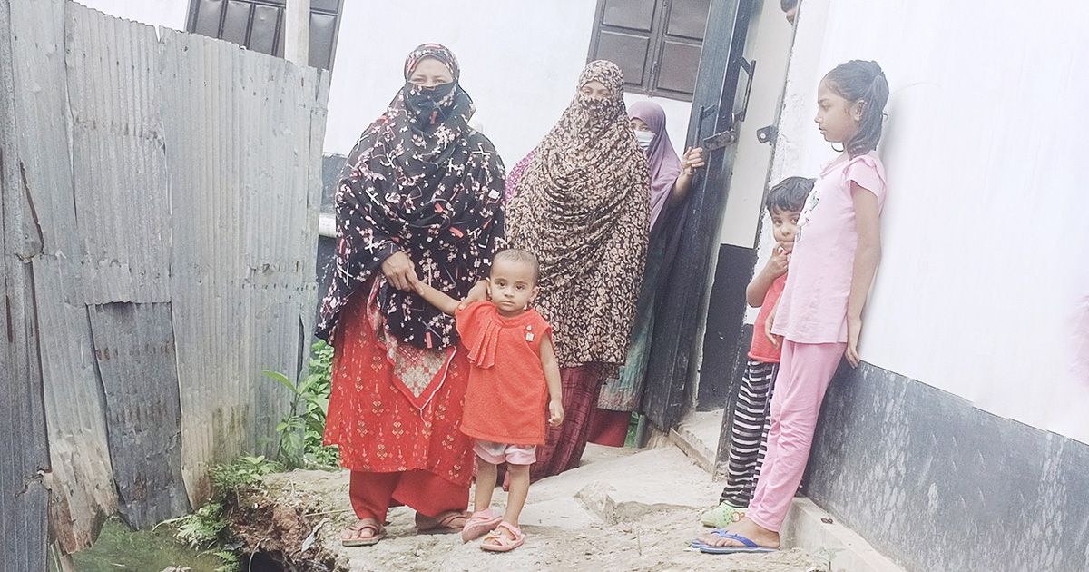 Due-to-the-conflict-between-two-brothers-the-road-is-closed-and-some-families-are-in-trouble