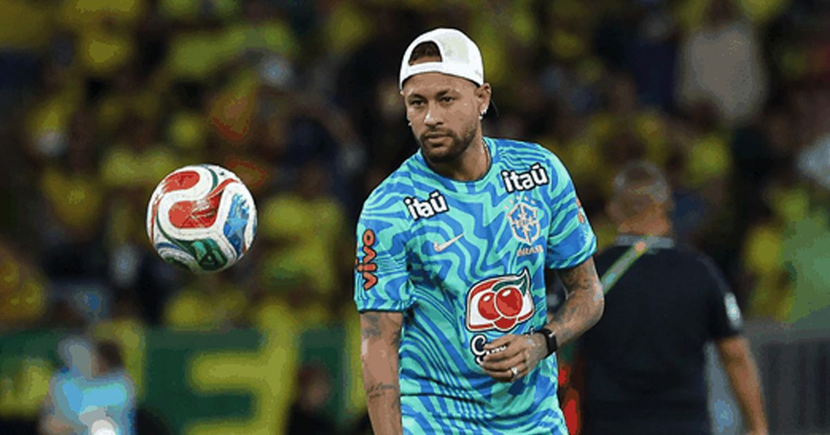 Neymar-is-recovering-from-an-injury-and-is-relieved-at-the-Brazil-camp