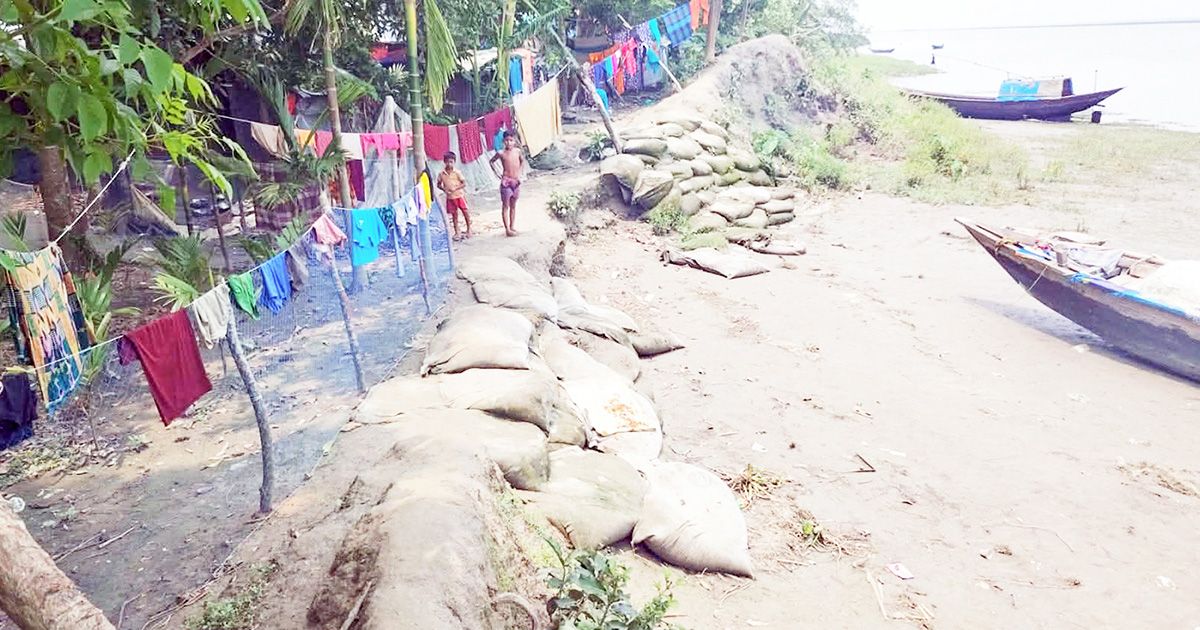 140-families-in-Lalmohan-are-afraid-of-the-embankment-of-Tentulia-river