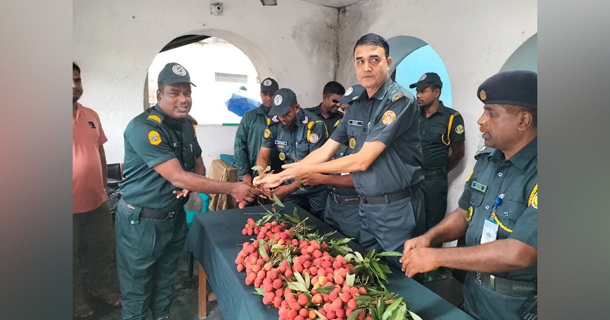 Distribution-of-mango-litchi-and-jackfruit-to-Nilphamari-district-jail-during-Madhu-month