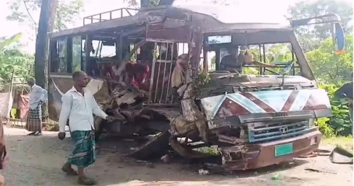 Two-buses-collided-in-Madaripur-20-injured