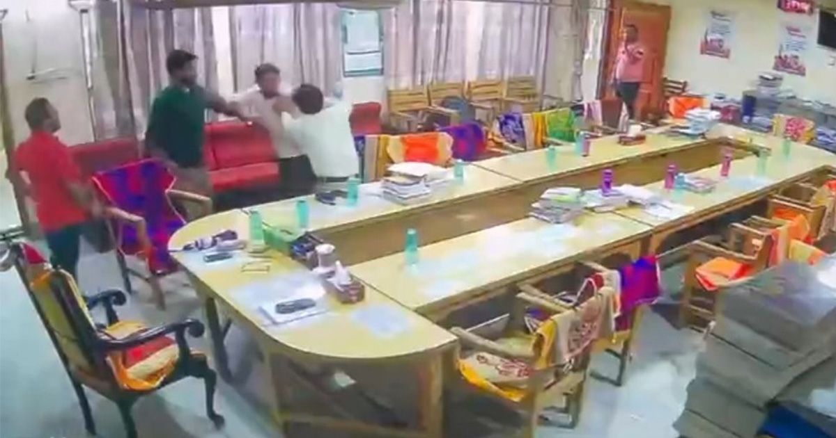 নোয়াখালীর কবিরহাটে অধ্যক্ষ ও সহকারী অধ্যাপকের মারামারি, ভিডিও ভাইরাল
