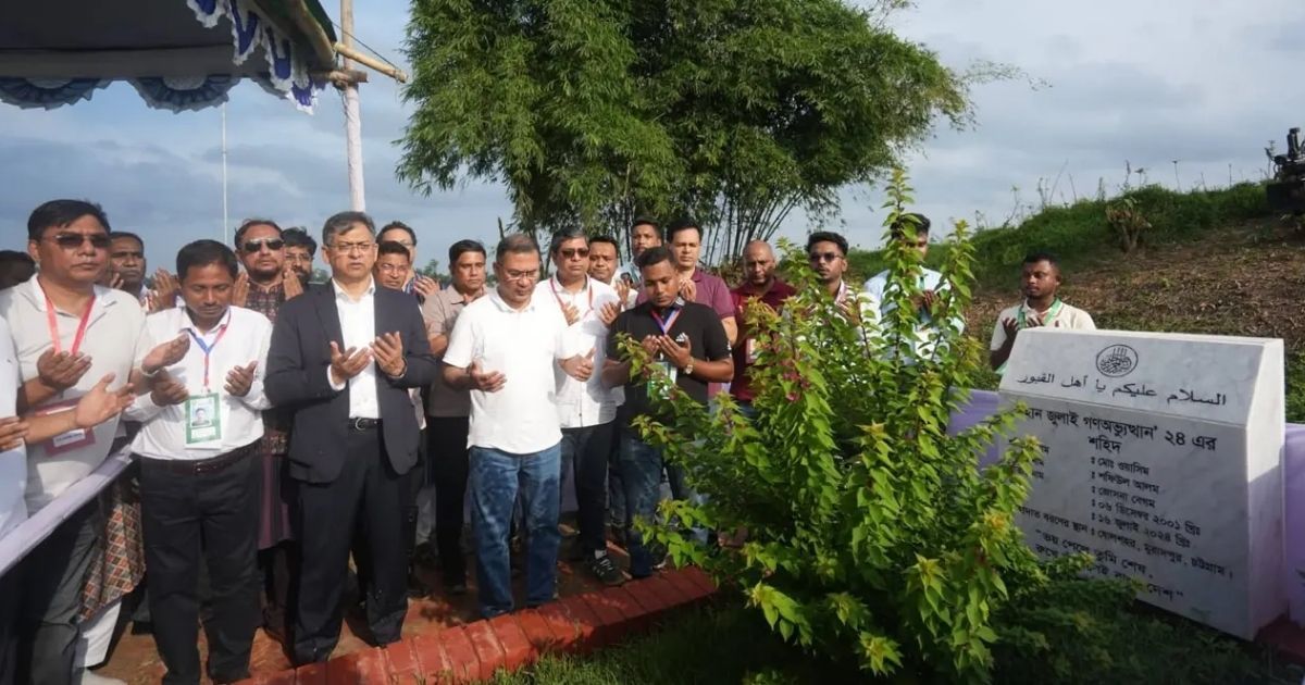 The-Prime-Minister-visited-the-grave-of-Shaheed-Wasim-and-inquired-about-the-family
