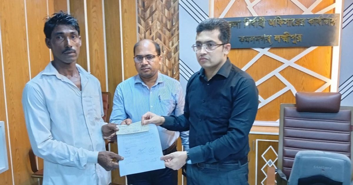 কমলনগরে ক্ষতিগ্রস্তদের মাঝে চেক ও চাল বিতরণ