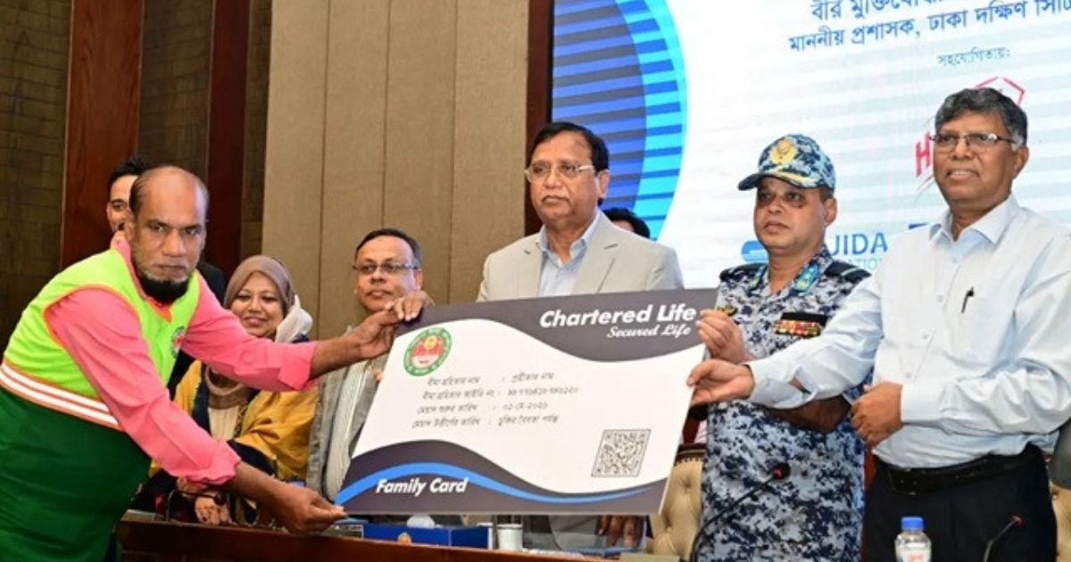 Distribution-of-health-cards-to-cleaning-workers-of-DSCC-has-started