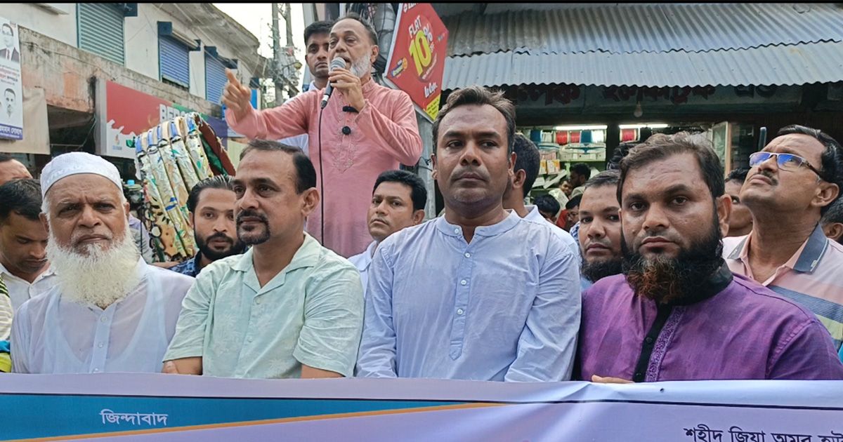 Happy-procession-of-businessmen-welcoming-the-budget-in-Pirojpur