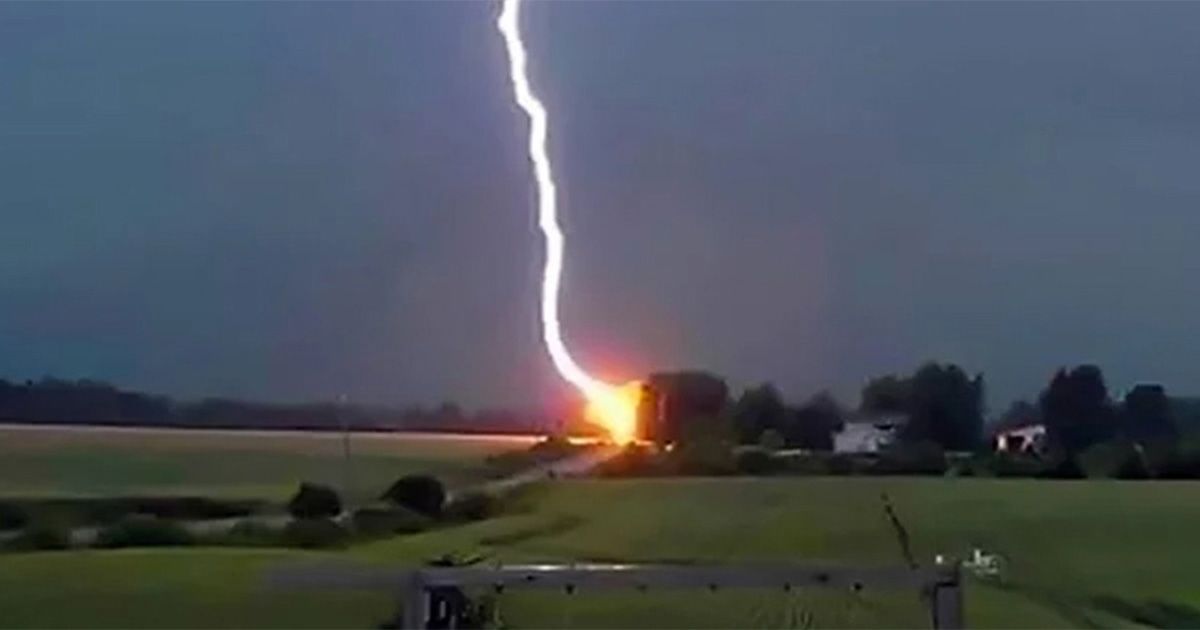 In-case-of-lightning-6-people-survived-by-burning-the-goods-of-the-house