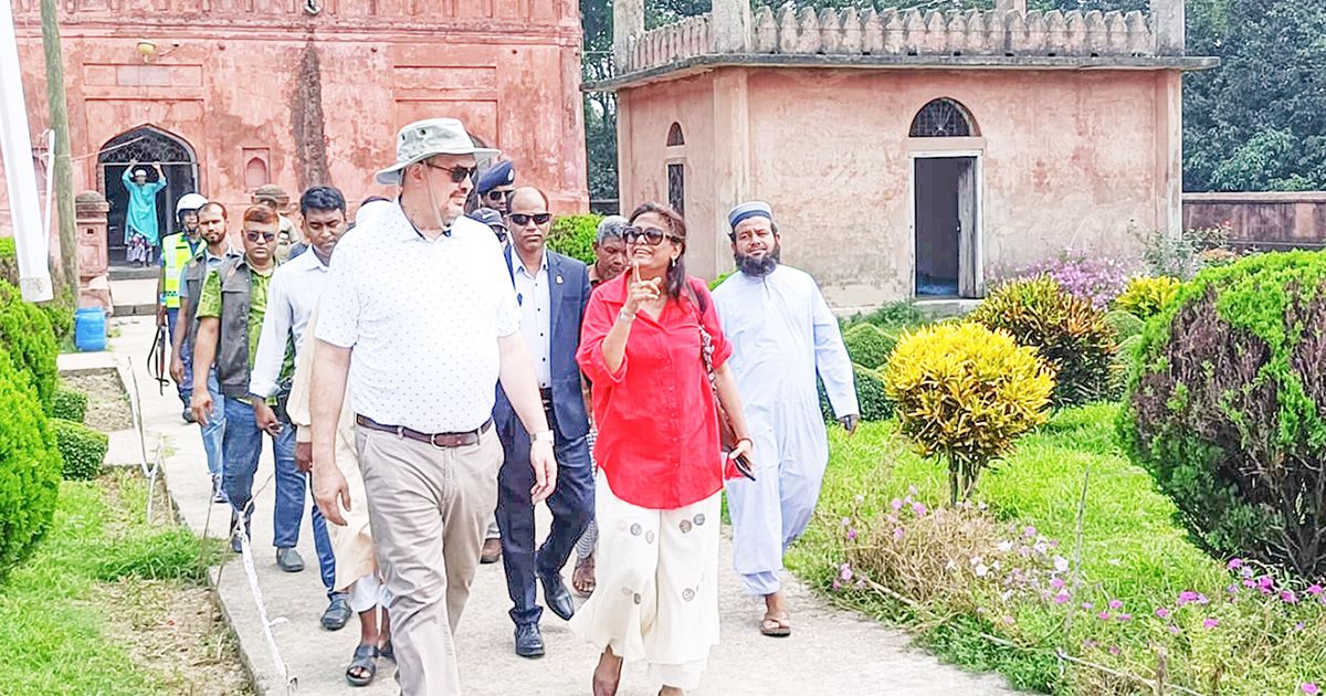 The-US-ambassador-visited-the-ancient-archaeological-site-in-Chapainawabganj