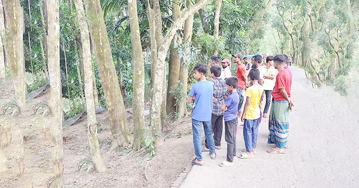 18-days-after-the-burial-in-Bhola-the-relatives-dug-the-grave-of-the-girl-creating-a-sensation-in-the-area