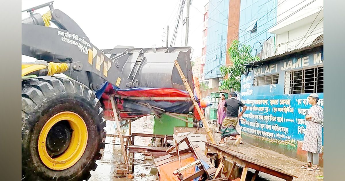DSCC-operation-to-clear-illegal-encroachment-in-Jatrabari-of-the-capital