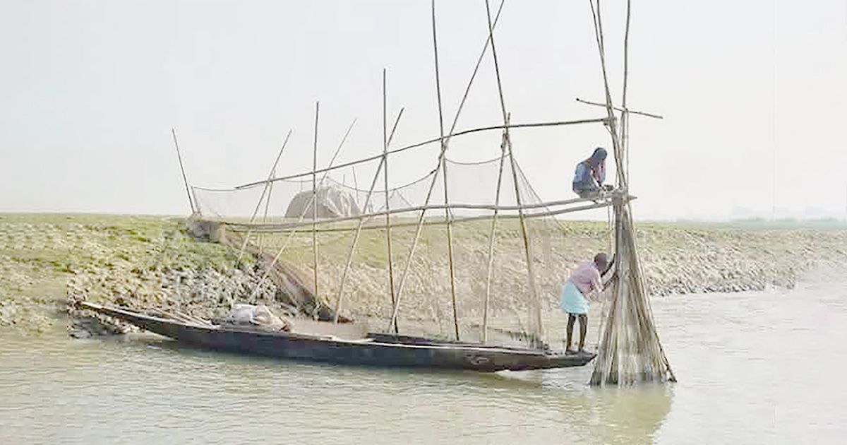 Climate-change-has-changed-the-life-of-Ashtagram-fishermen-due-to-lack-of-air-and-uncertainty
