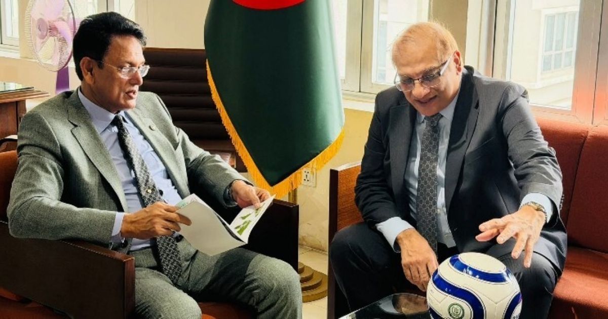 The-High-Commissioner-of-Pakistan-gave-a-gift-of-1000-footballs-to-the-education-minister