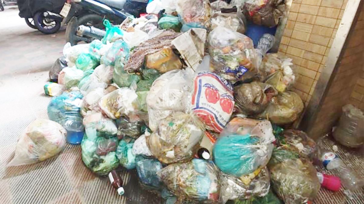 In-Badda-the-stench-is-spreading-from-house-to-house-garbage-truck-is-not-coming
