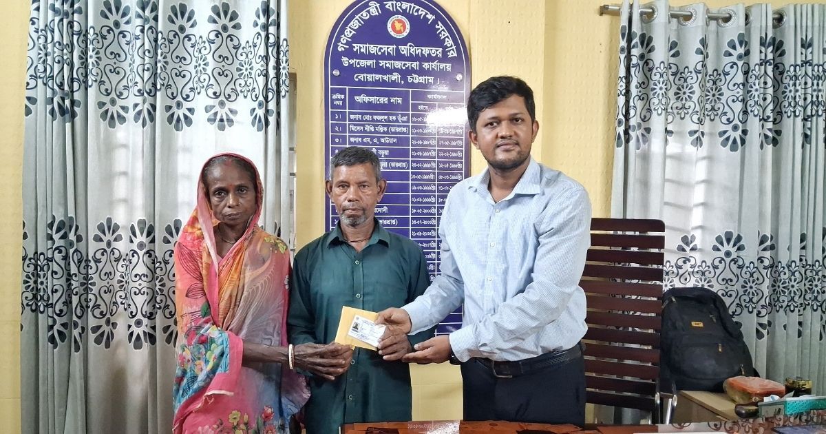 Helpless-Sonali-Dass-family-is-relieved-with-a-golden-citizen-card-in-the-hand-of-the-sick-husband