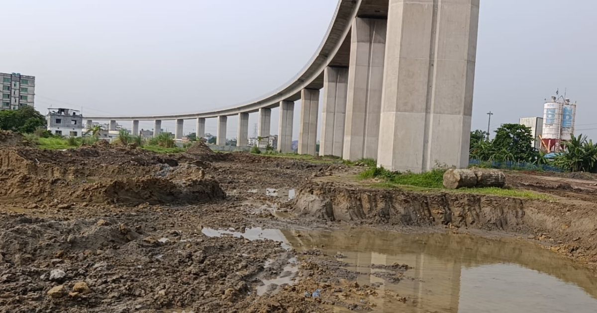 In-the-face-of-risk-the-safety-of-the-Padma-rail-bridge-is-said-by-one-side-to-be-legitimate-and-the-other-side-is-worried