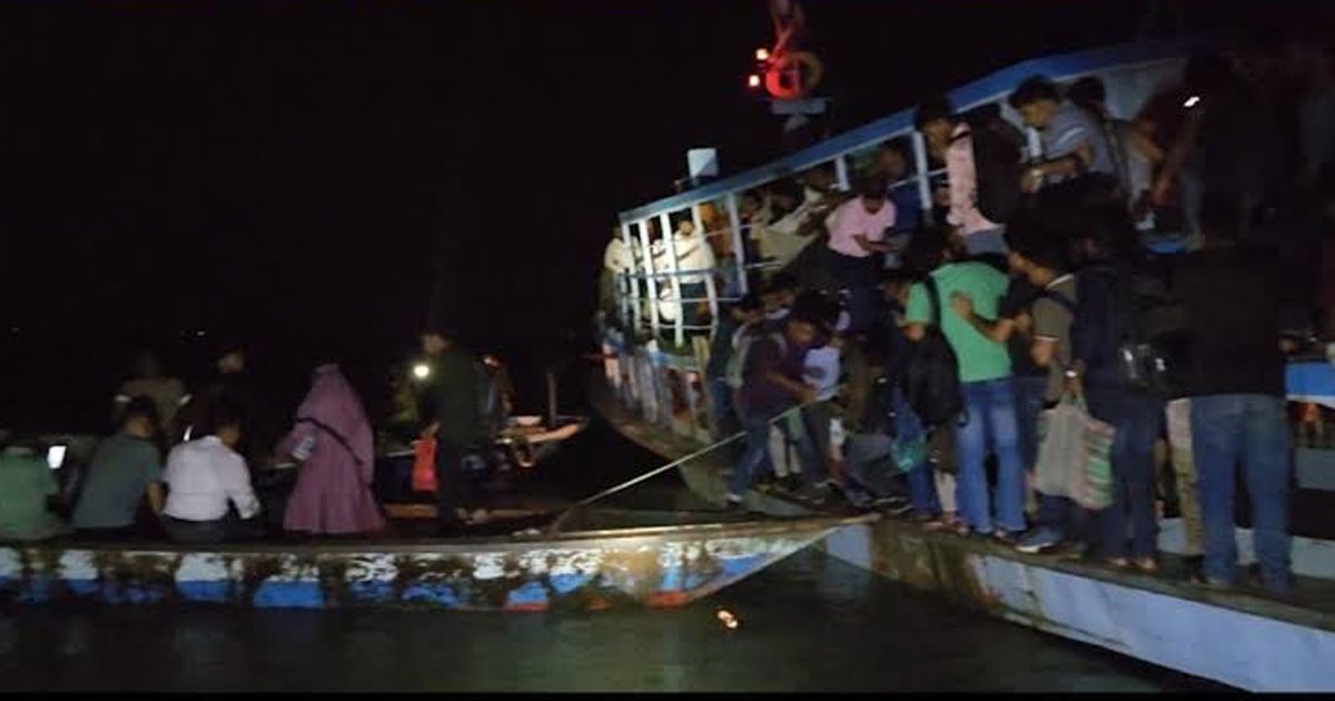 Naval-police-rescued-85-passengers-trapped-in-Padma-Char-launch 